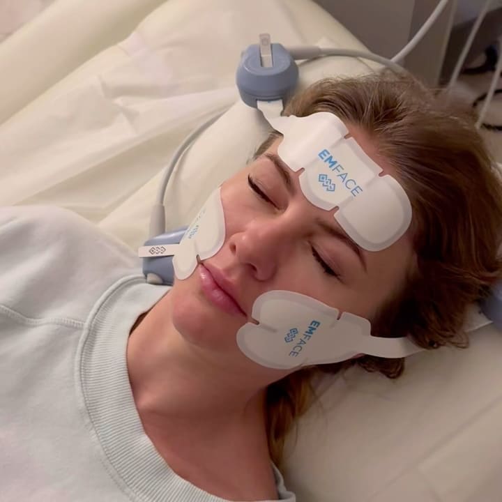 EMFACE uses cutting-edge technology to stimulate muscle contraction and rejuvena